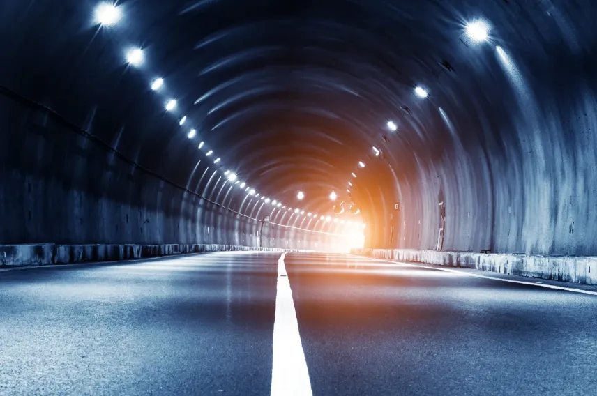 In the event of an accident or vehicle breakdown, the tunnel is equipped with emergency stations equipped with SOS phones and fire extinguishers.