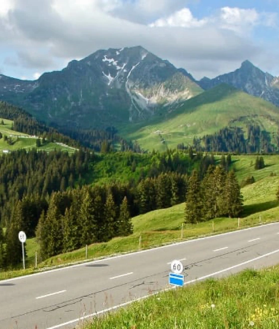 Auf allen Nationalstrassen der Schweiz, die in der Verantwortung des Bundes liegen, gilt Vignettenpflicht.