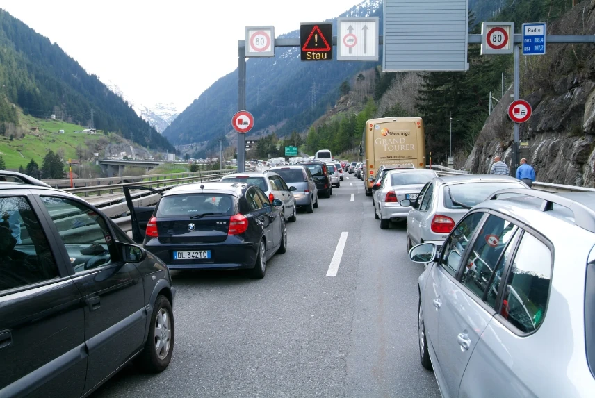 Nächtliche Sperren im Schweizer Gotthardtunnel werden verlängert. Folgende Umleitungen sind vorhanden.